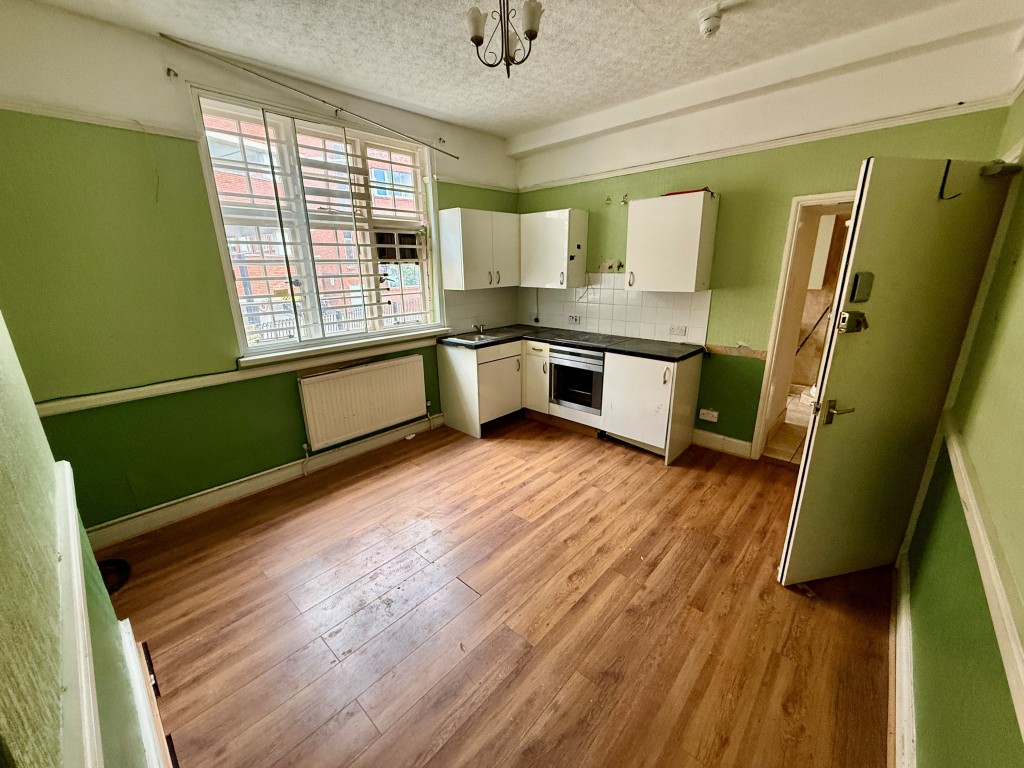 Lot: 45 - COMMERCIAL INVESTMENT WITH PLANNING FOR CONVERSION OF UPPER PARTS - First floor - Bedroom two